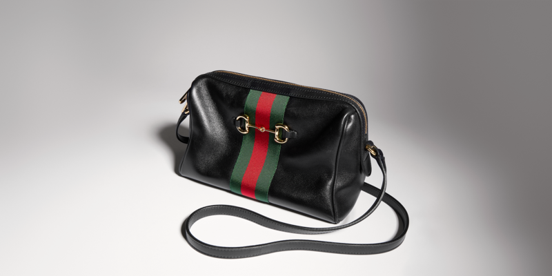 グッチ〉らしさが詰まったスモールカメラバッグが登場 | Fashion