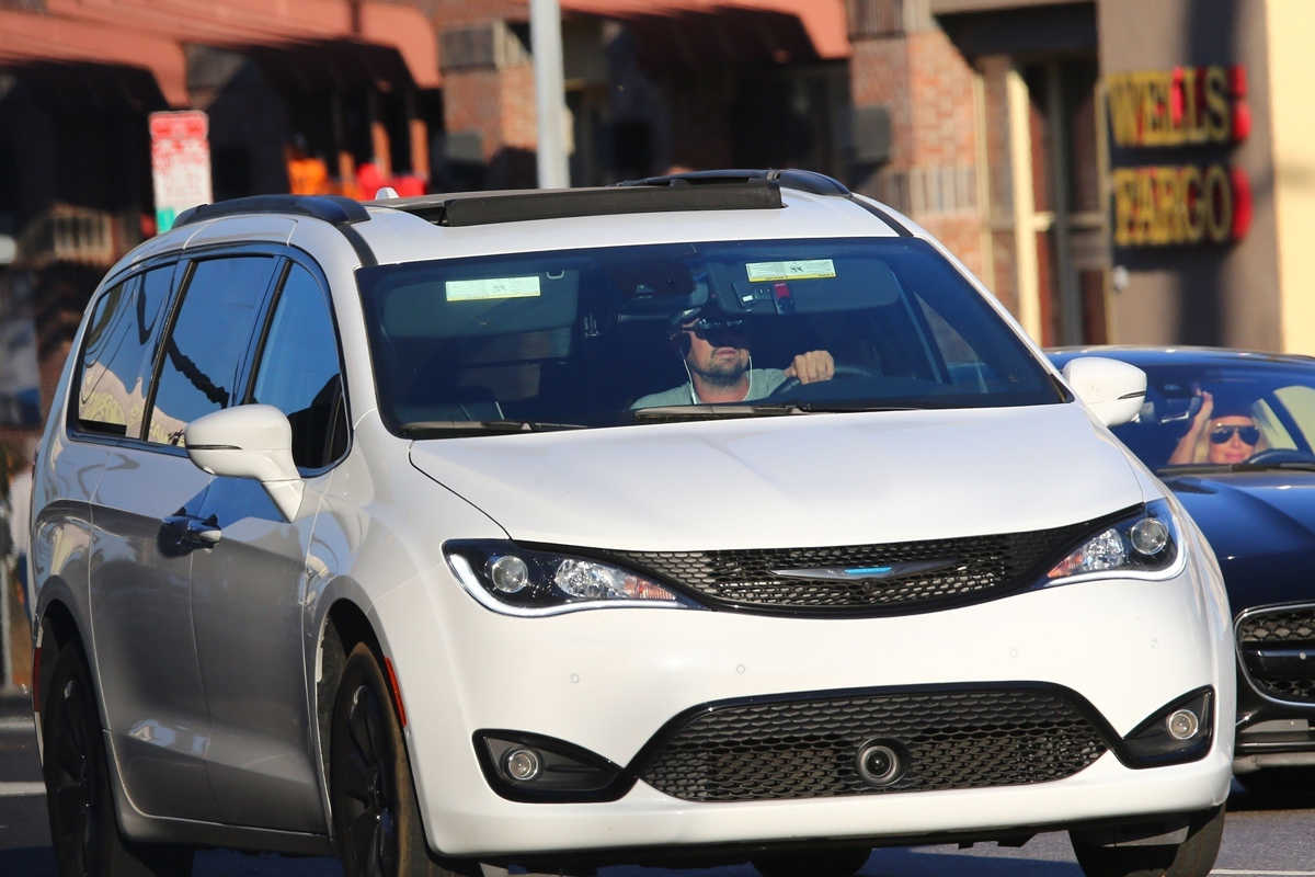 エコ王子 のディカプリオが運転する アメリカで唯一のミニバンとは Cars Safari Online