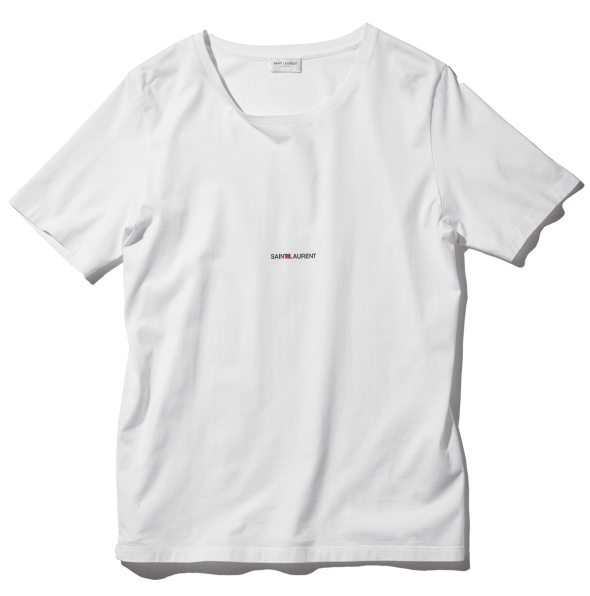 チラ見せロゴが効果大！大人が選ぶべき“格上”白Tシャツ！ | Fashion 