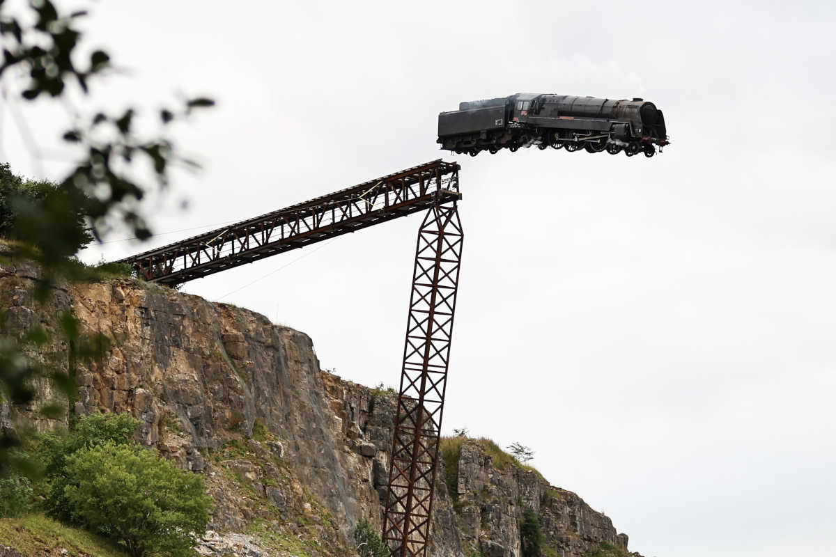【なぜ？】蒸気機関車が橋から大ジャンプ！
