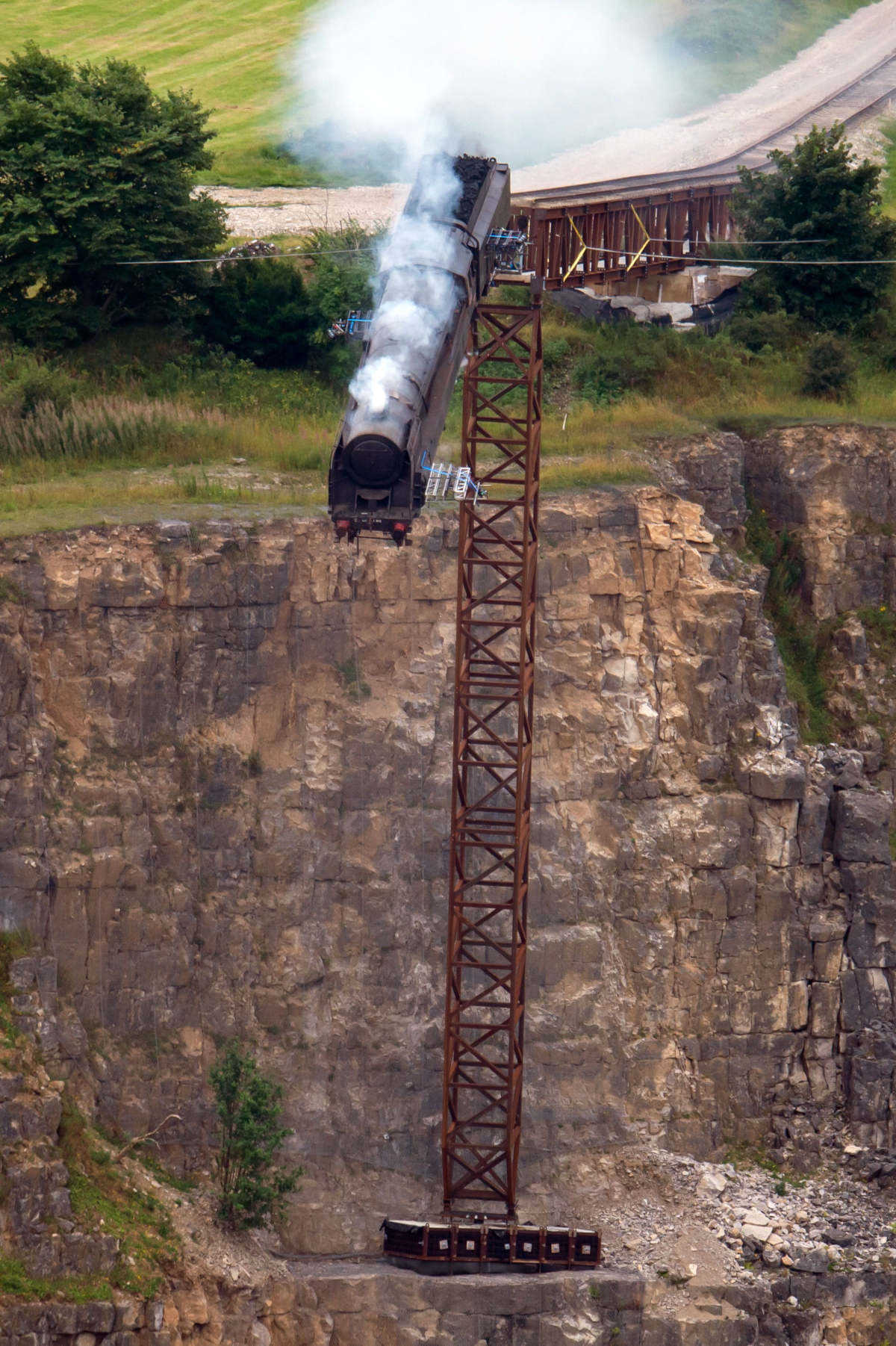 【なぜ？】蒸気機関車が橋から大ジャンプ！