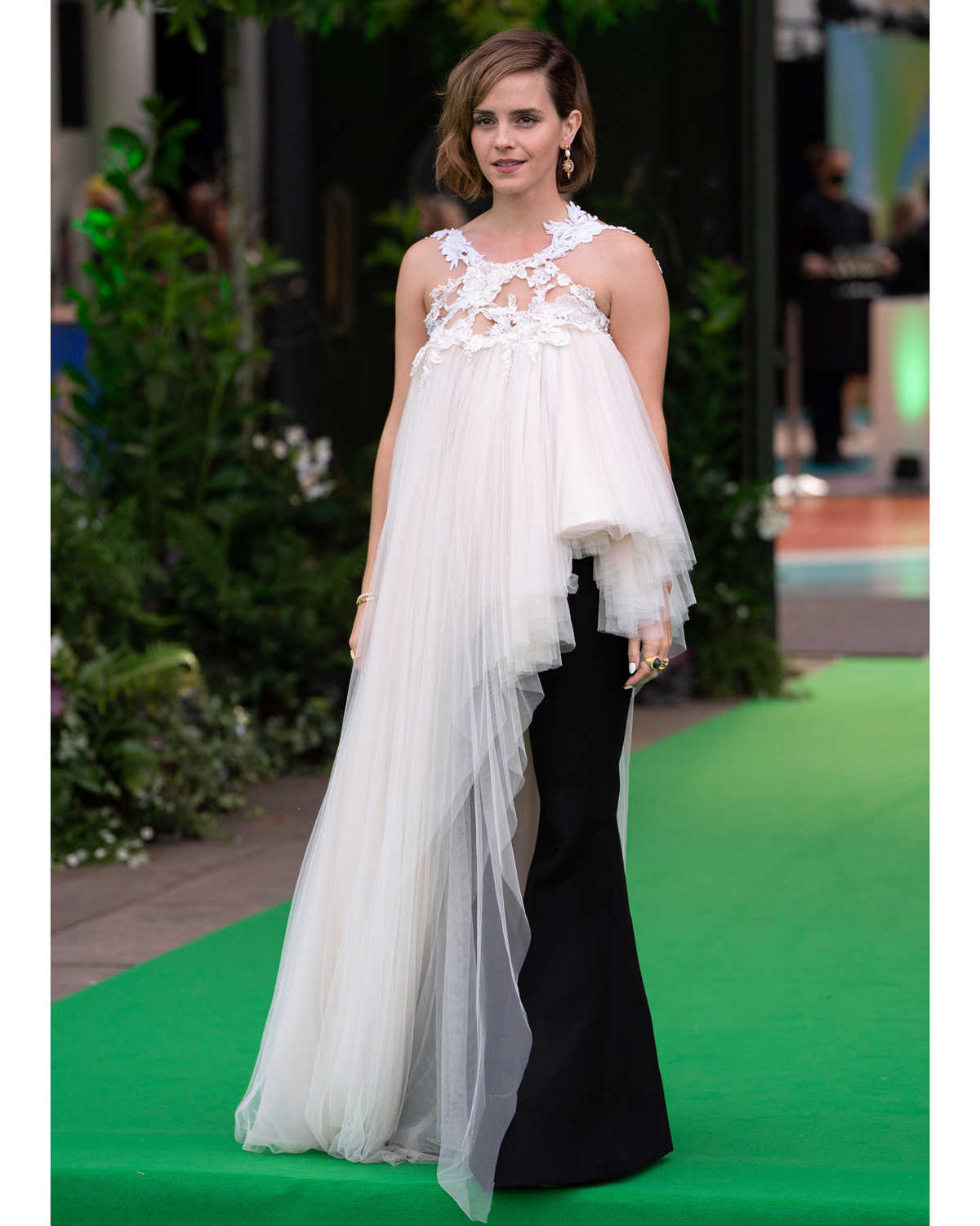 女優エマ・ワトソンが着用した、ドレスの丈が短すぎ！？
