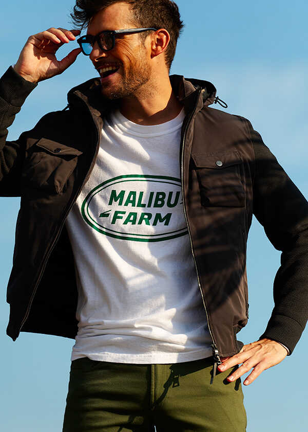 〈エポカ ウォモ〉の街顔ブルゾンで大人の色気を纏う！