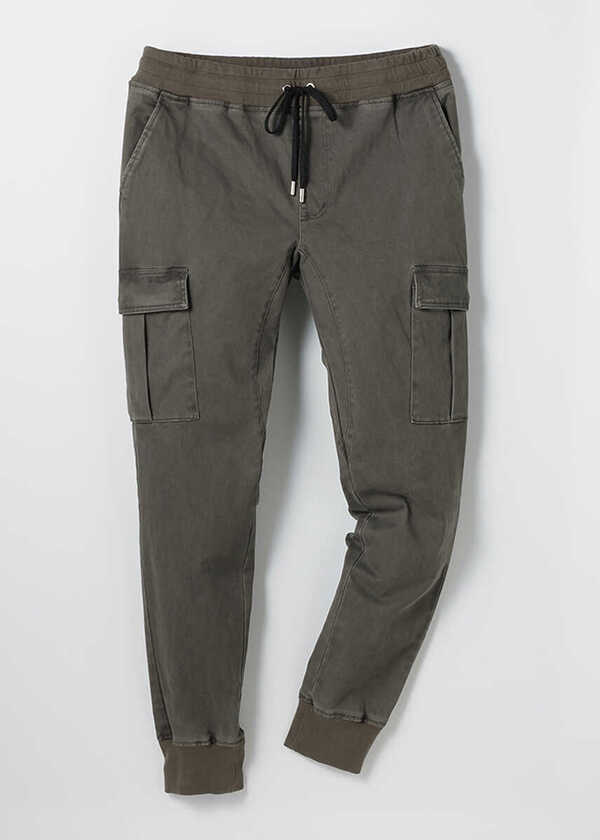 イージーカーゴパンツの新色は、雰囲気抜群の絶妙カーキグレー！