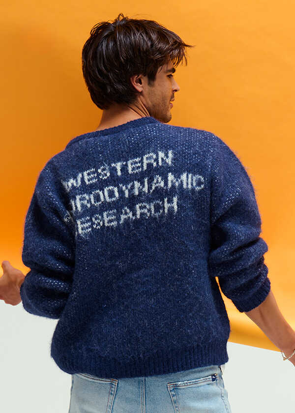 アウター脱いでもキマる！ "WHR"のバックシャンなニット