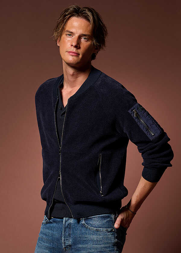 男らしさと上質さを兼ねる〈タトラス〉のニットMA-1！