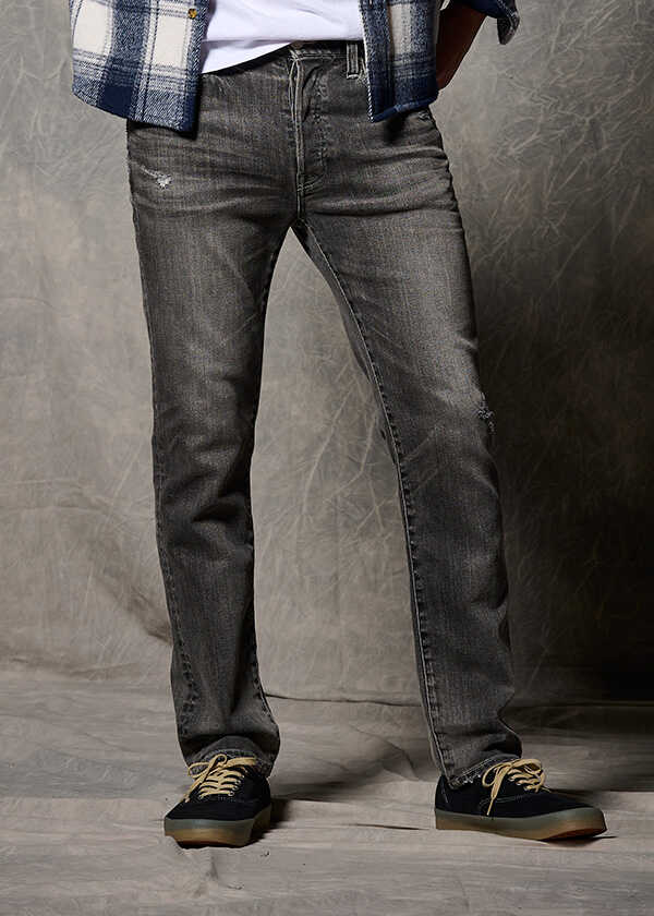 季節の境目に使える、〈レッドカード トーキョー〉の"褪せ"黒デニム！