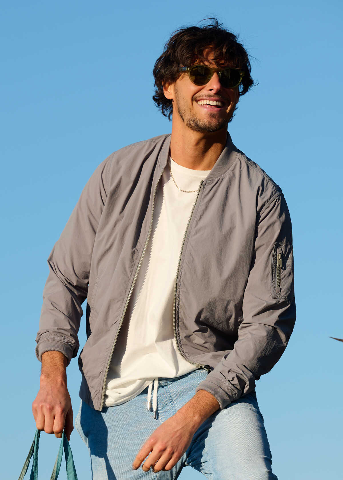 武骨なMA-1はもう卒業!? この春は上質な“大人の余裕”を羽織る