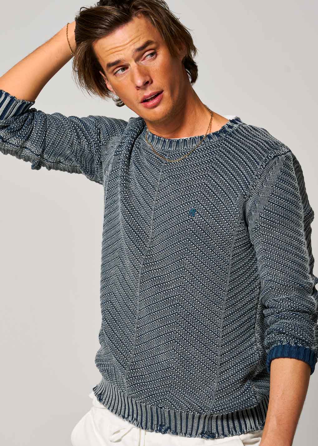 上質な抜け感は〈リプレイ〉の褪せニットに限る！