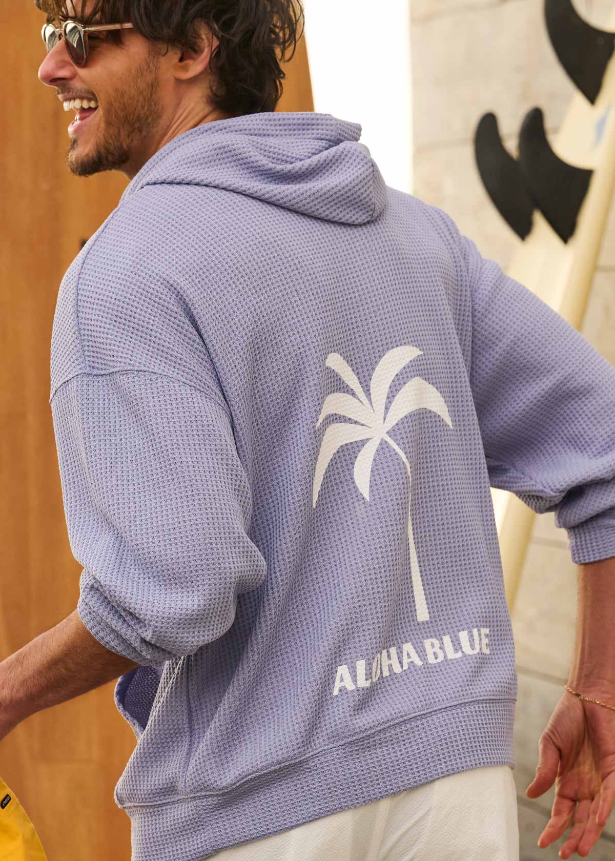 抜け感と快適さをマリアージュした〈アロハブルー〉の春色パーカ