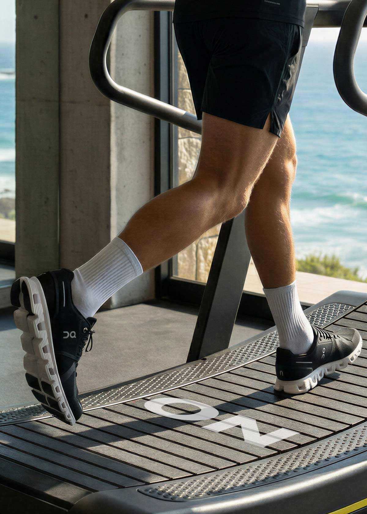 スポーティかつ上品に。軽ランもこなす〈オン〉の万能スニーカー！