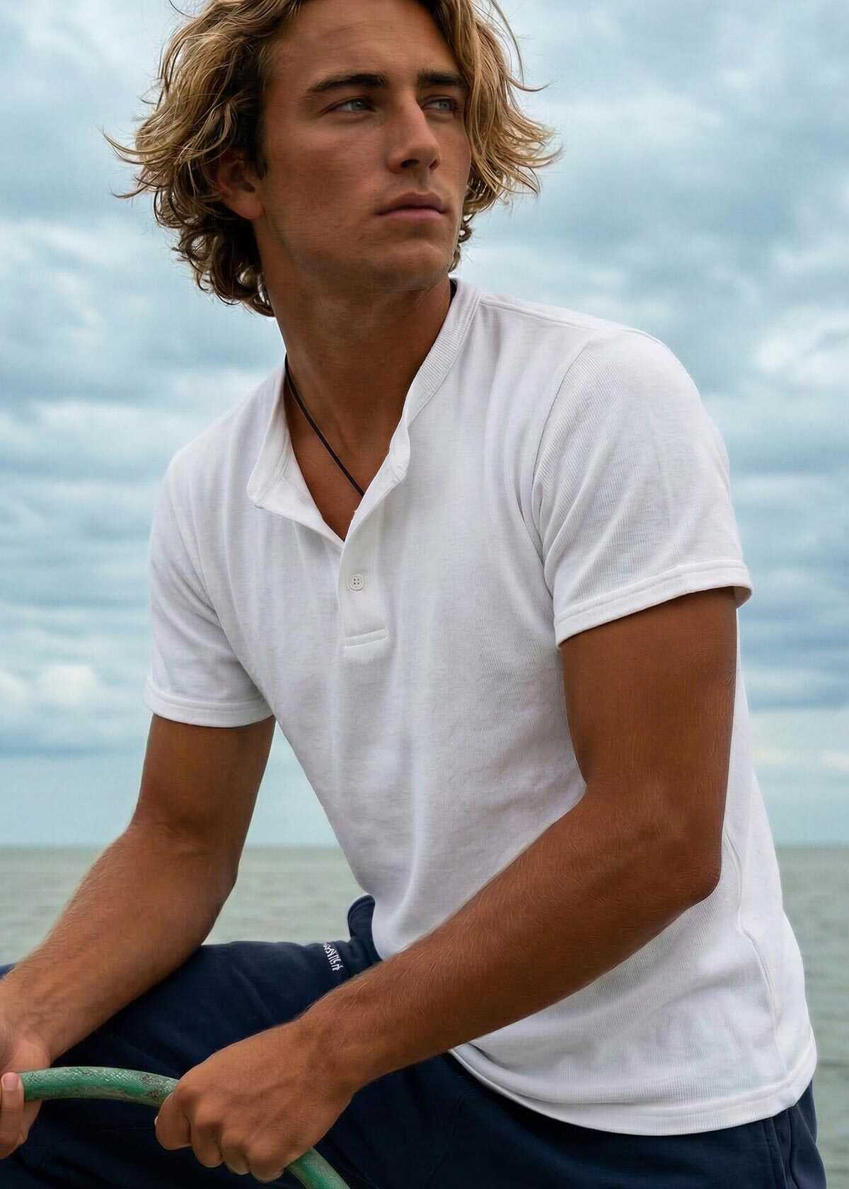 鍛えたボディにこそ似合う！ 〈アヴィレックス〉のデイリーウエアで男らしさを底上げ