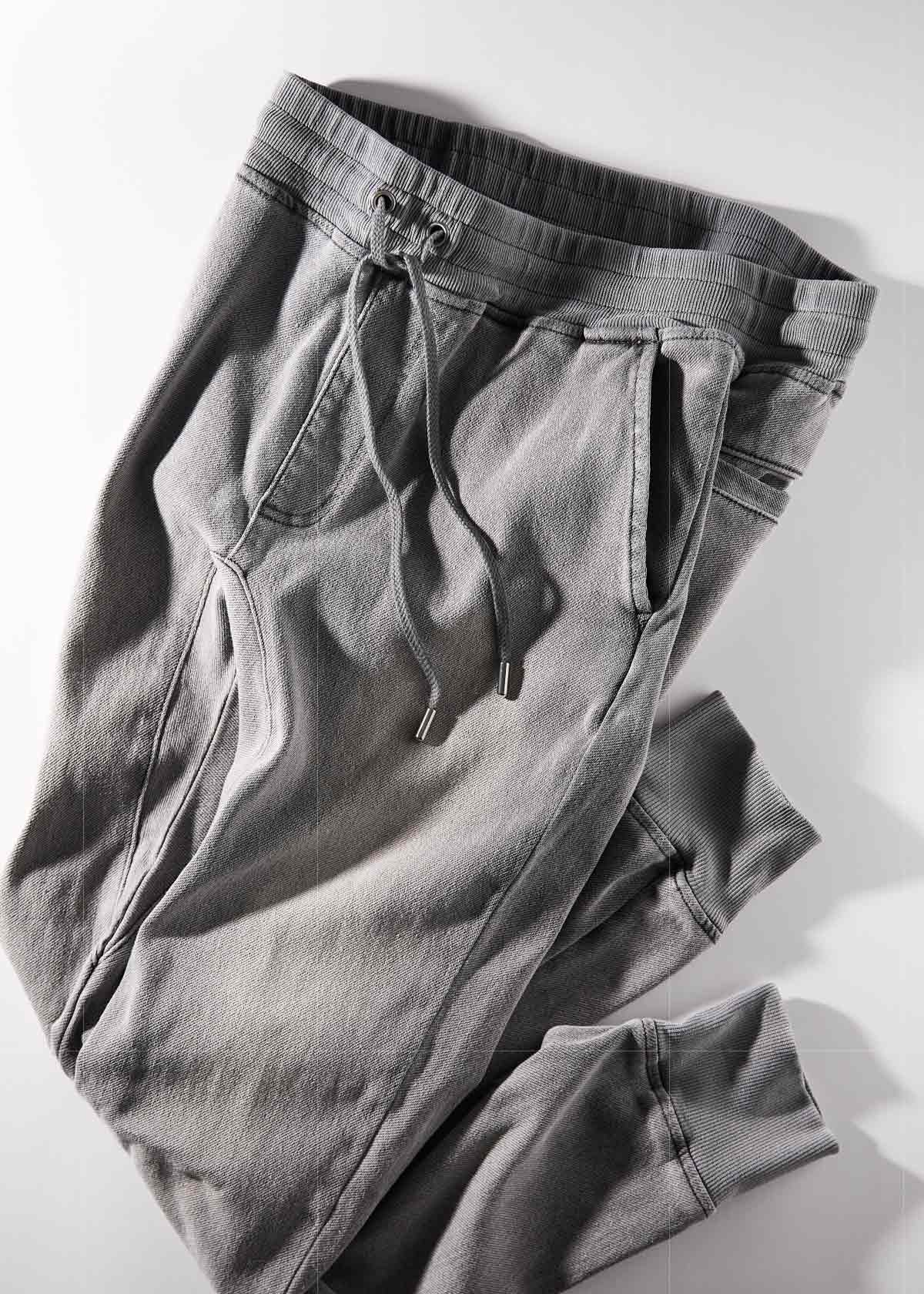 褪せ色ライトグレーのこなれたリブ付きイージーパンツ