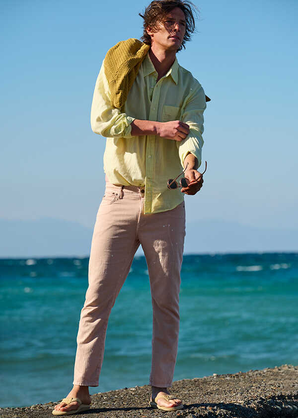 定番デニムは色で差をつける！ 〈ヤヌーク〉別注のサラリ快適なリゾートジーンズ