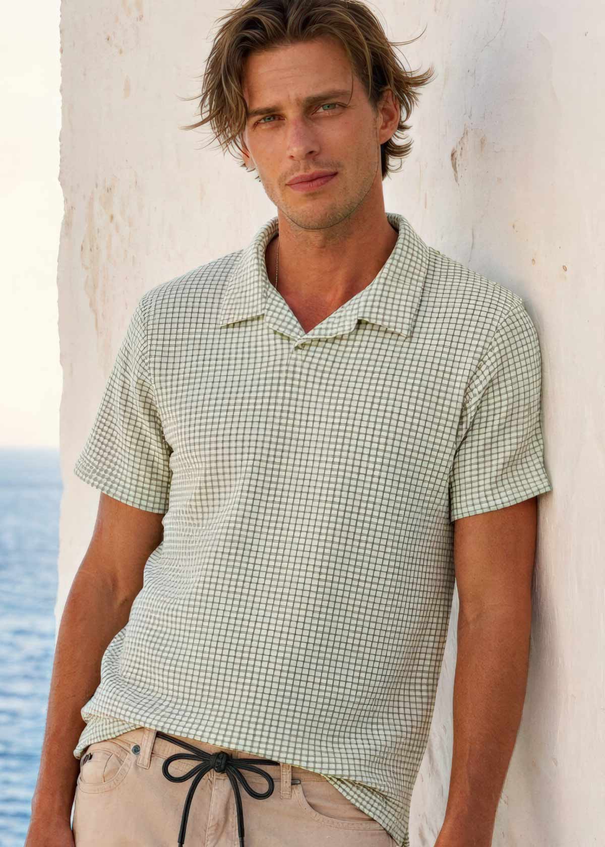 唯一無二の存在感で差がつく。この夏の品格は〈シーグリーン〉別注のワッフルポロで手にいれる！