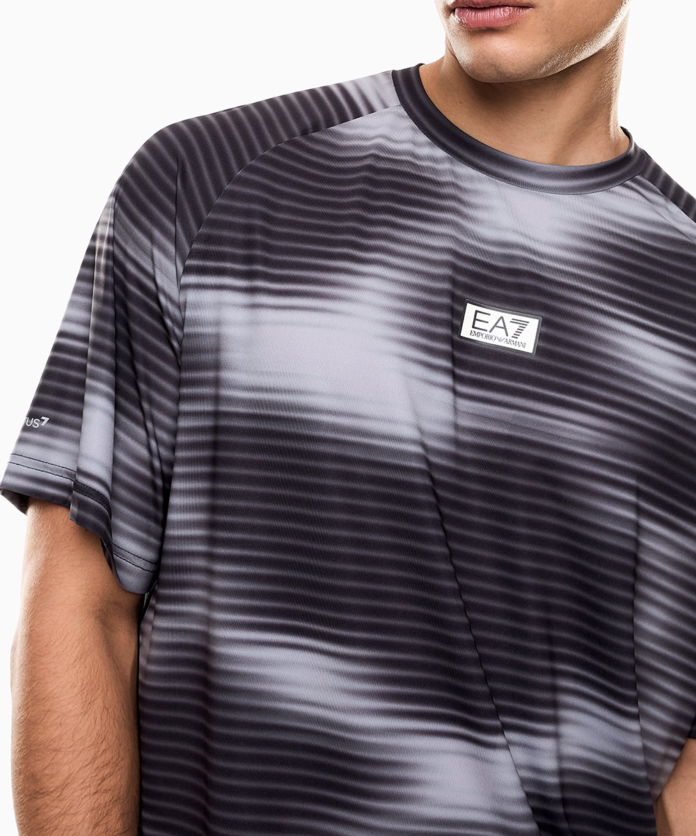 テクニカルファブリック グラフィックTシャツ