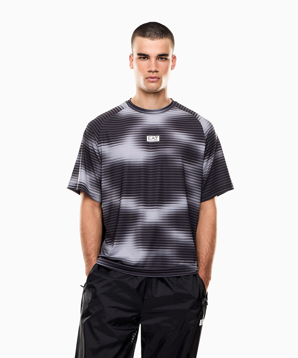 テクニカルファブリック グラフィックTシャツ