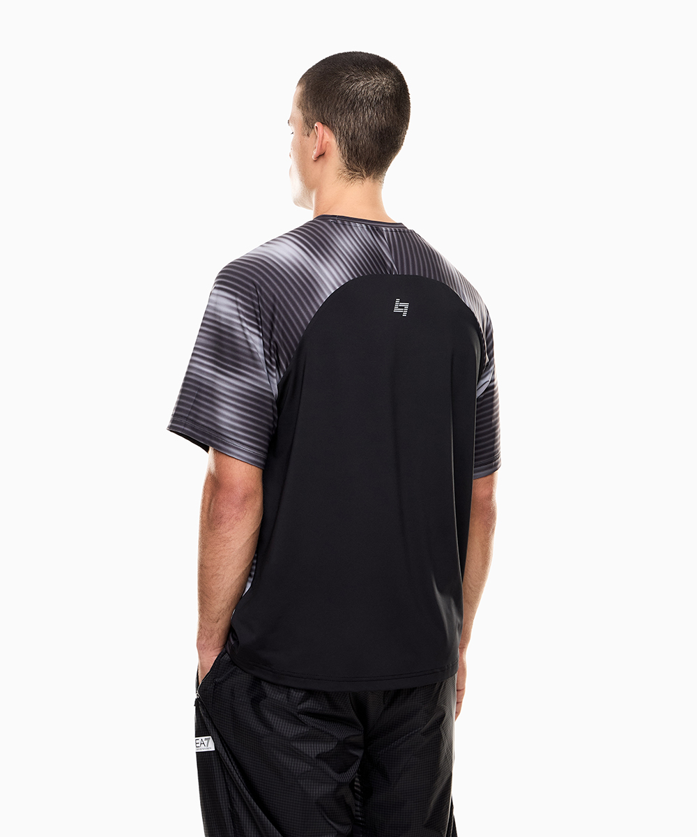 テクニカルファブリック グラフィックTシャツ