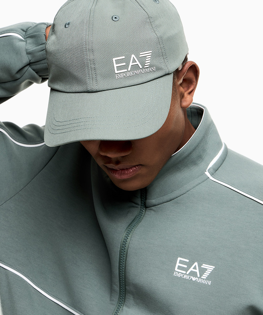 テクニカルファブリック ロゴ入りキャップ