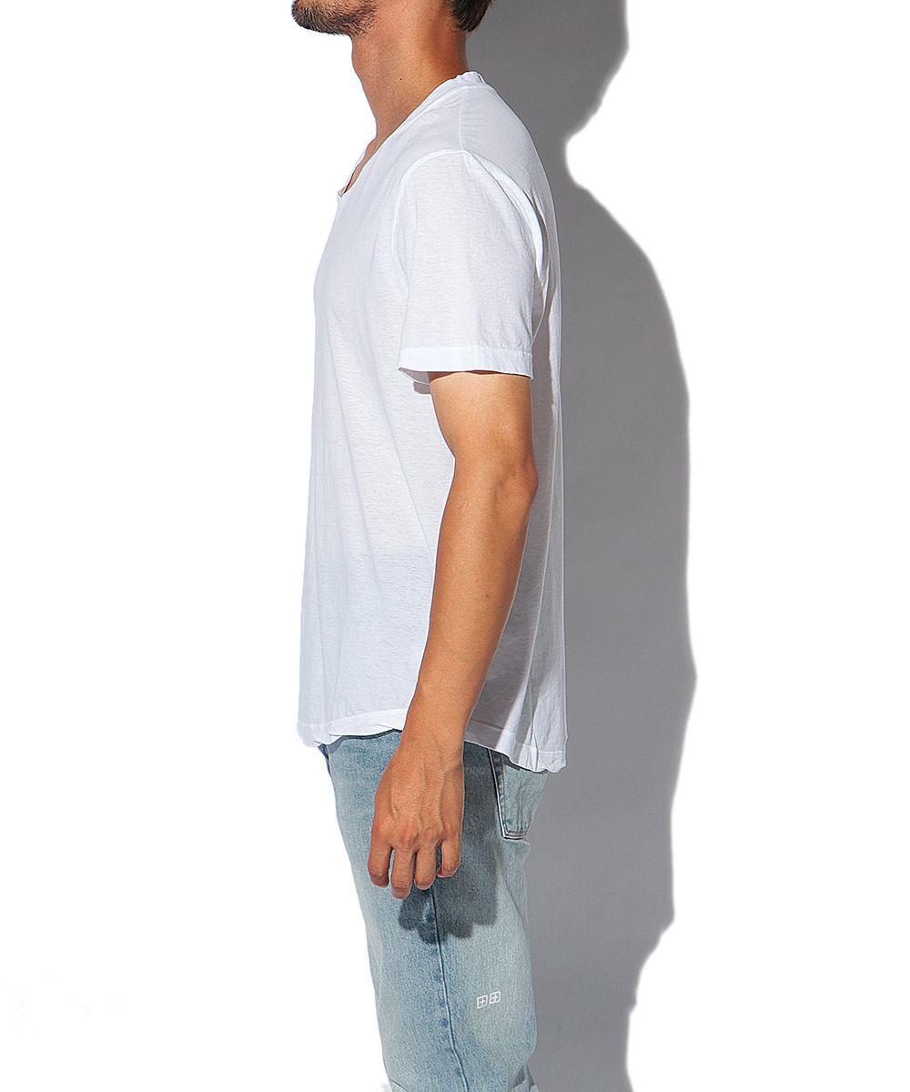 VネックTシャツ