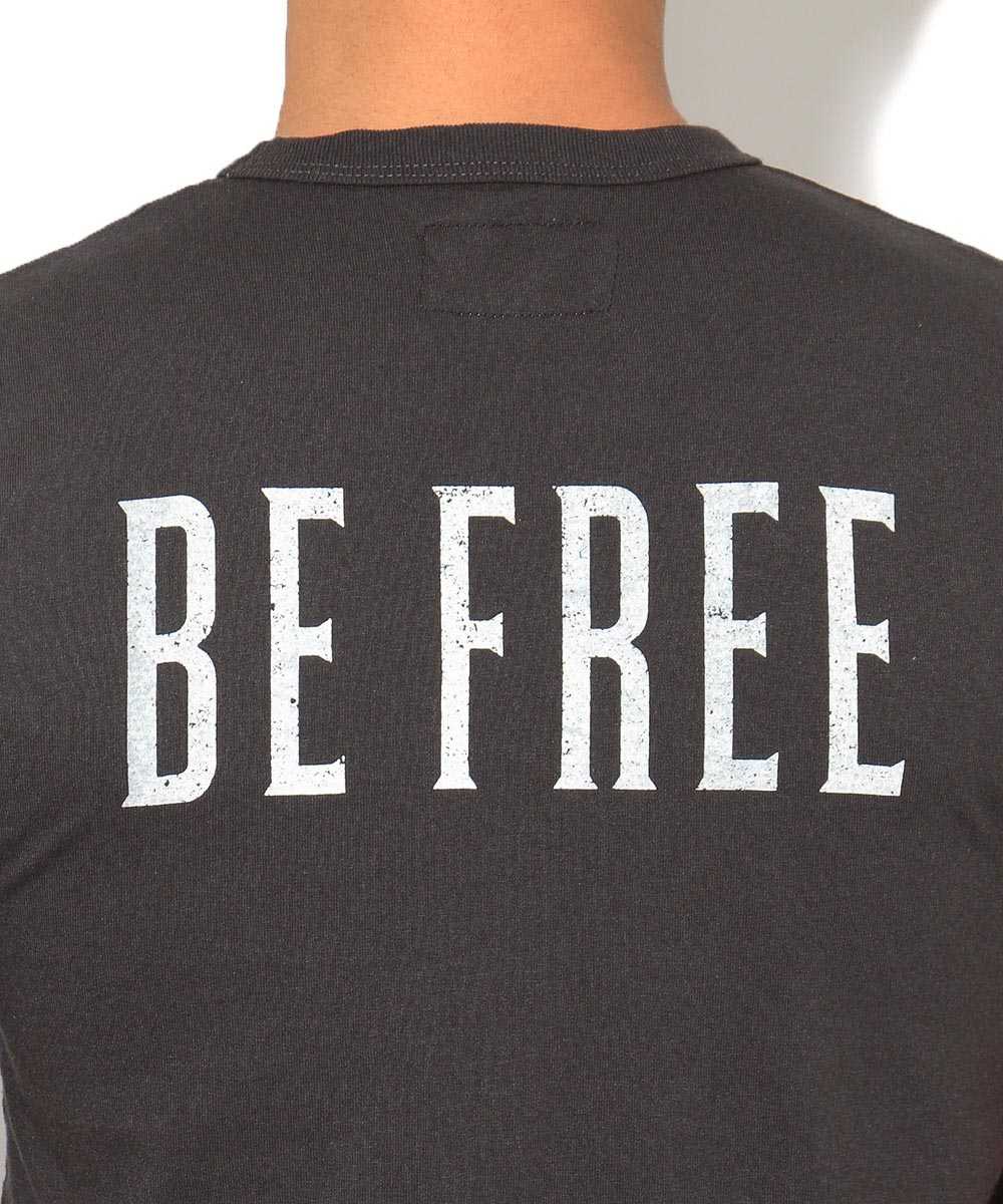 “BE FREE“プリントクルーネックTシャツ