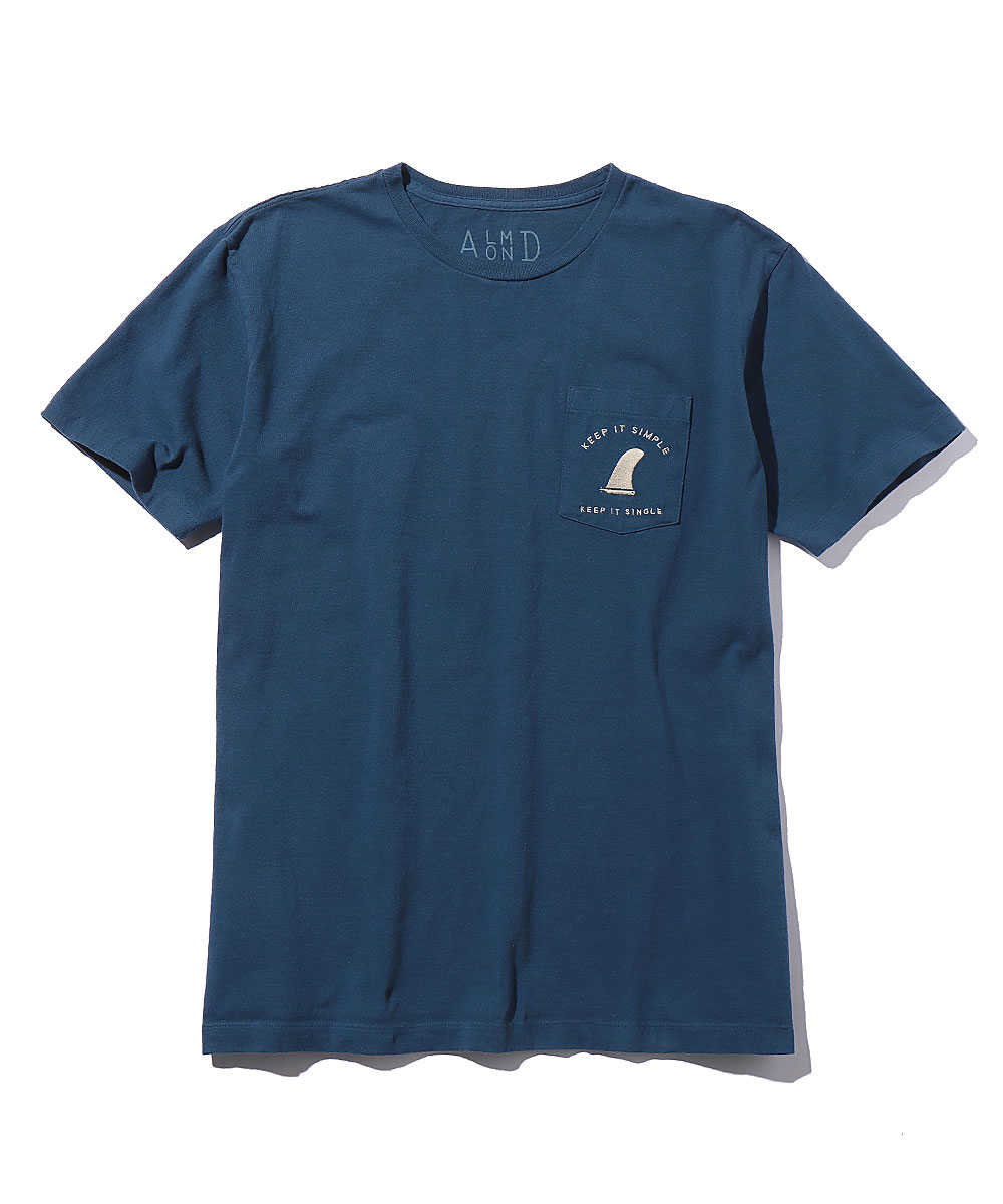 “キープイットシンプル”ロゴ刺繍ポケットクルーネックTシャツ