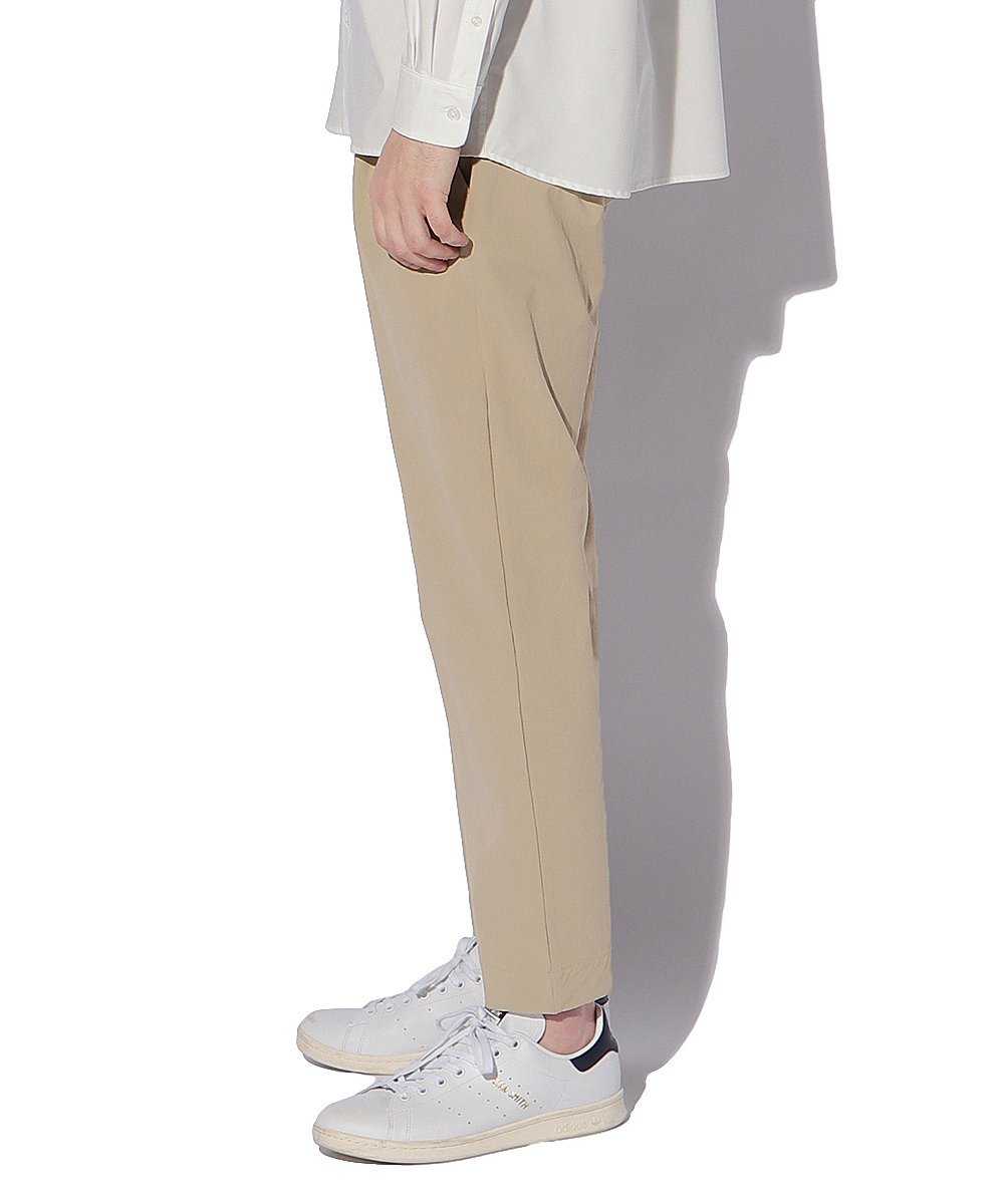 ナイロンテイパードタックパンツ