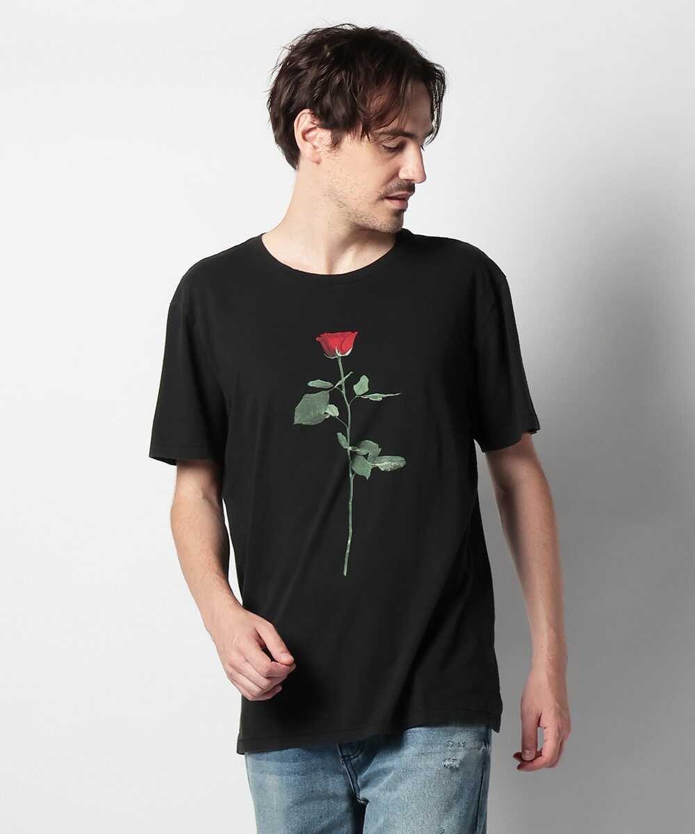 〈オスクレン〉のロックを感じるローズプリントTシャツ
