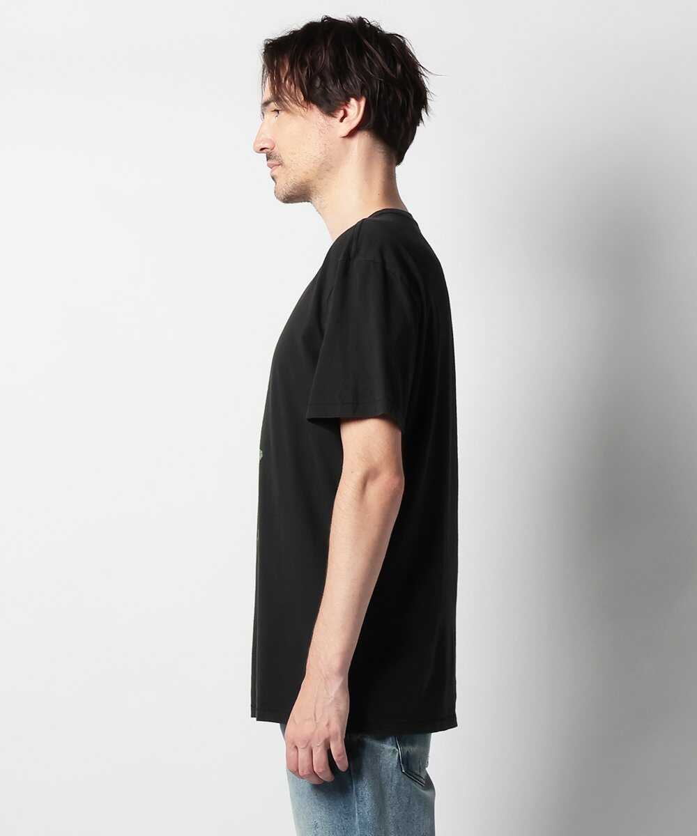 〈オスクレン〉のロックを感じるローズプリントTシャツ
