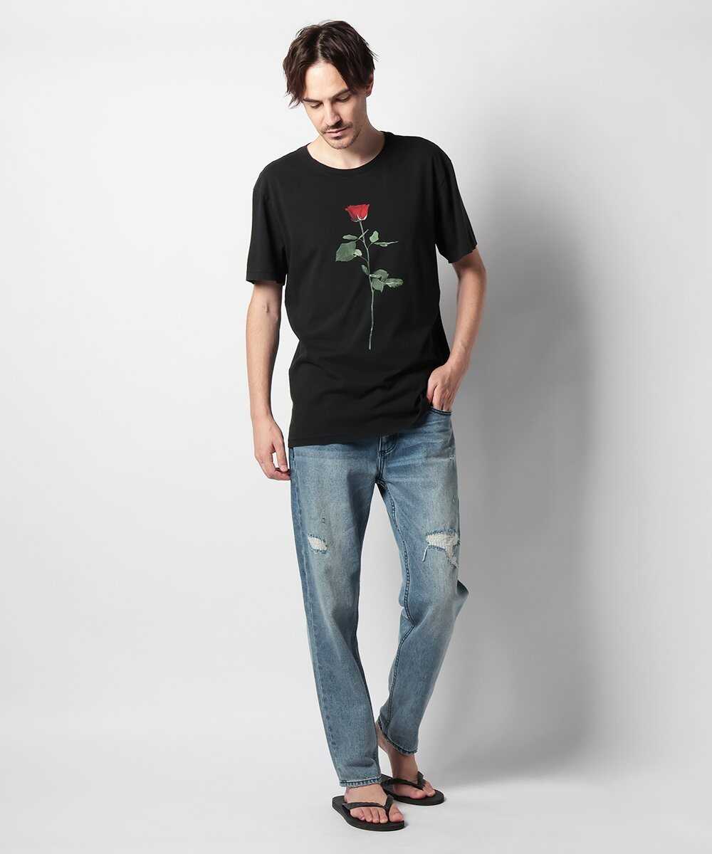 〈オスクレン〉のロックを感じるローズプリントTシャツ