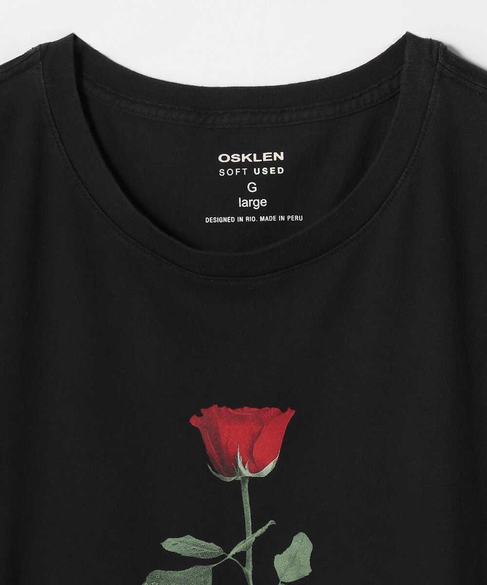 〈オスクレン〉のロックを感じるローズプリントTシャツ