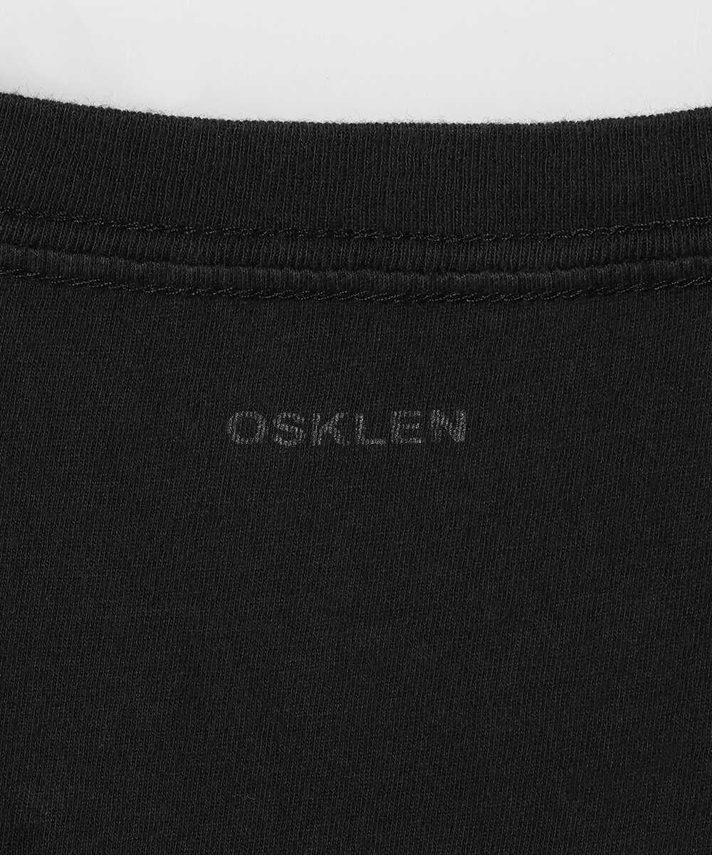 〈オスクレン〉のロックを感じるローズプリントTシャツ