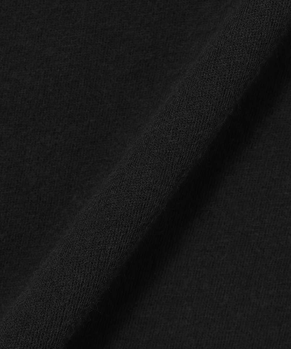 〈オスクレン〉のロックを感じるローズプリントTシャツ