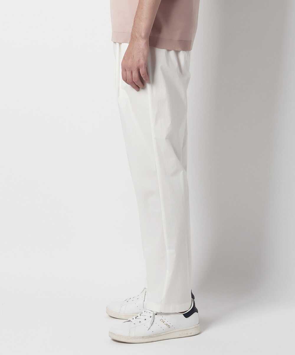 ホワイトテイパードパンツ