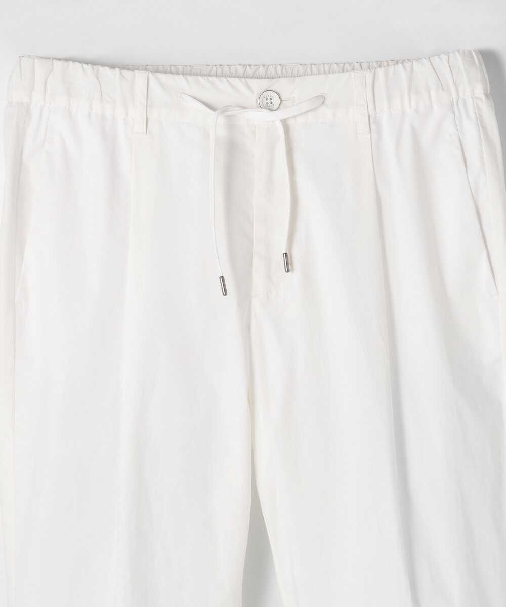 ホワイトテイパードパンツ