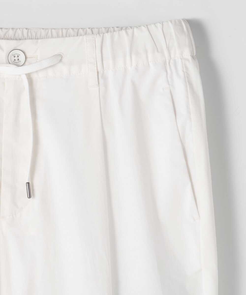 ホワイトテイパードパンツ