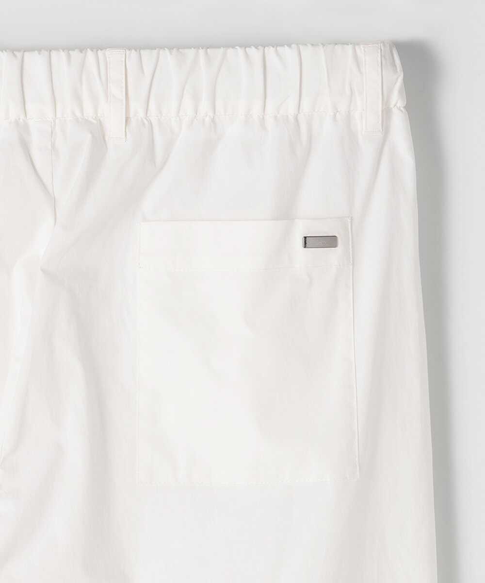 ホワイトテイパードパンツ