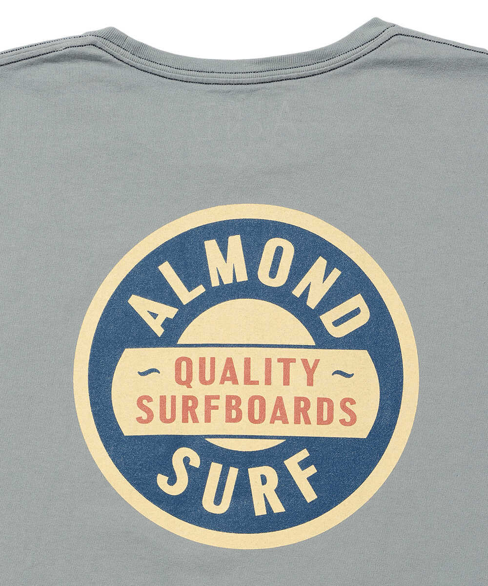 バッジロゴ バックプリント コットンTシャツ