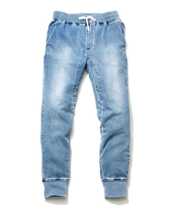 Safari lounge スウェットデニム ダブルピー ウエストポイント〉の淡色イージーデニムの春コーデ